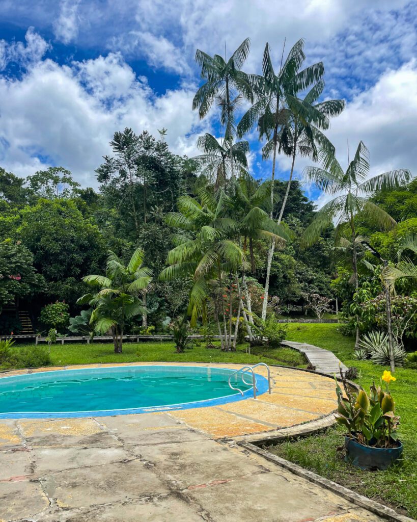 eco resort con piscina amazzonia colombia