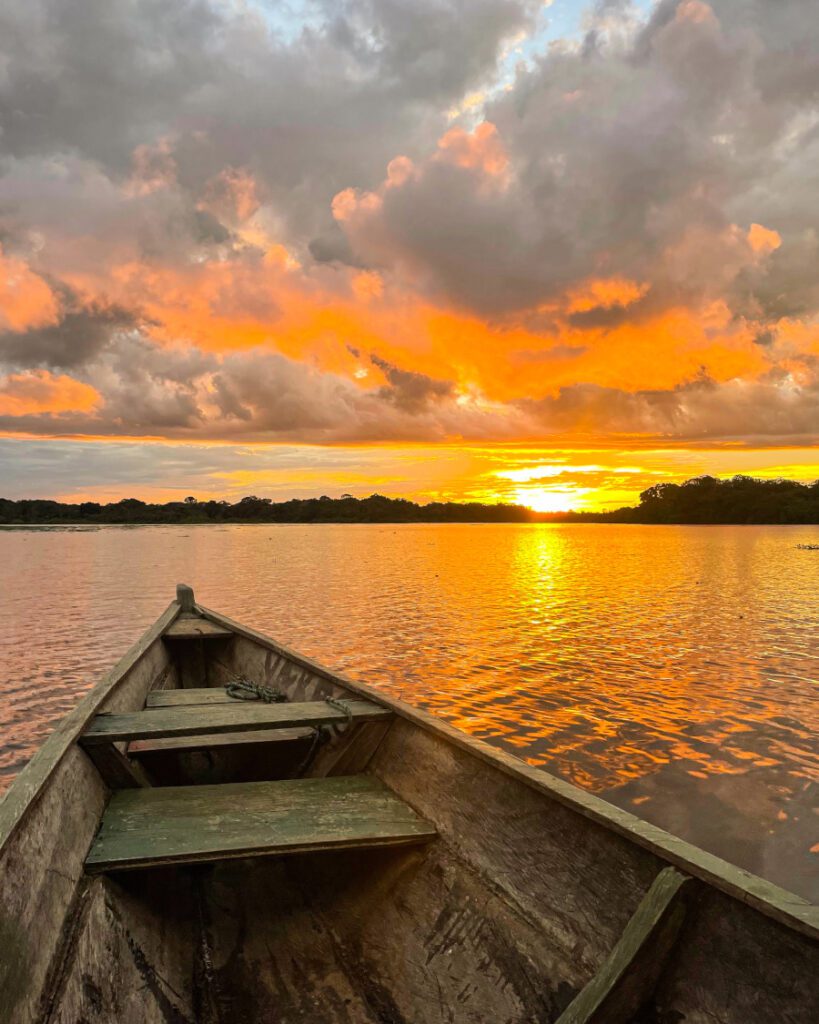 gita in barca lago tarapoto colombia