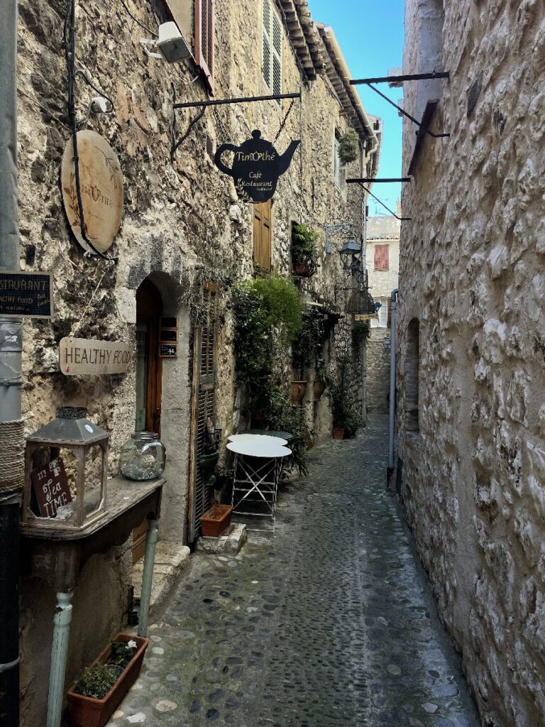 vie di mougins in costa azzurra