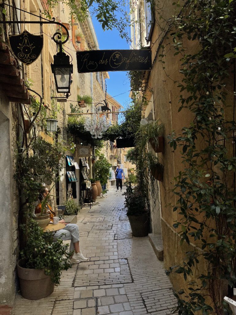 vie di mougins in costa azzurra