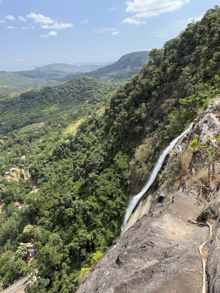 diyaluma falls