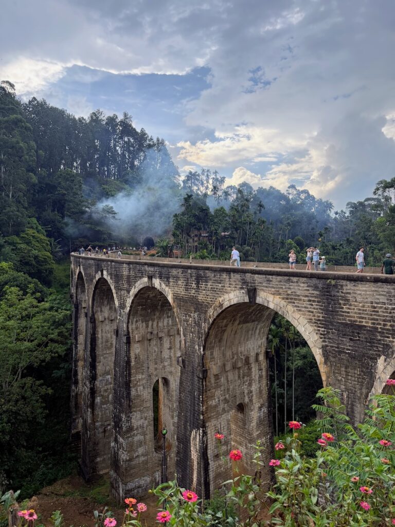 nine arch bridge di ella in sri lanka