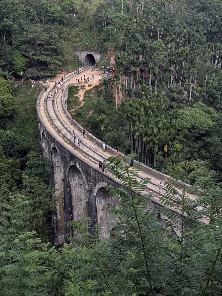 nine arch bridge di ella in sri lanka